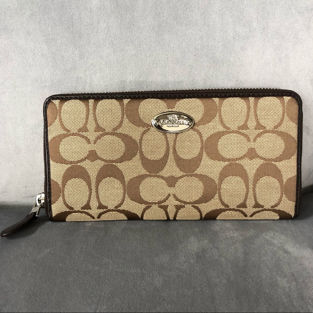 NEVER USED large Coach wallet⭐️⭐️